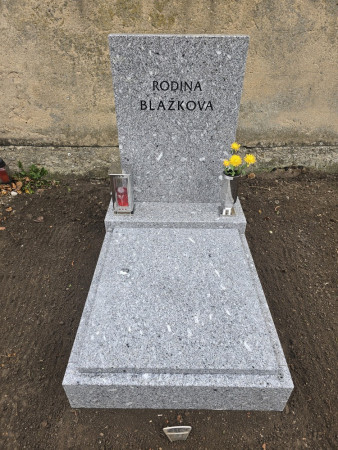 Urnový hrob žula Portugal šedý.jpg